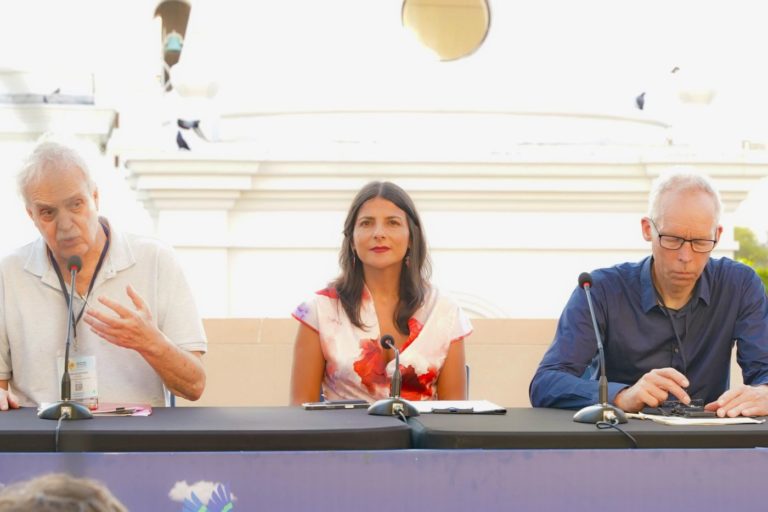 O brasileiro Carlos Nobre fala na apresentação do Painel Científico para a Transição Energética Global, ao lado da ministra colombiana Irene Vélez, e do cientista sueco Johan Rockström: ciência como protagonista em conferência para fim dos combustíveis fósseis (Foto: Ministerio do Ambiente y Desarrollo Sostenible de Colombia)