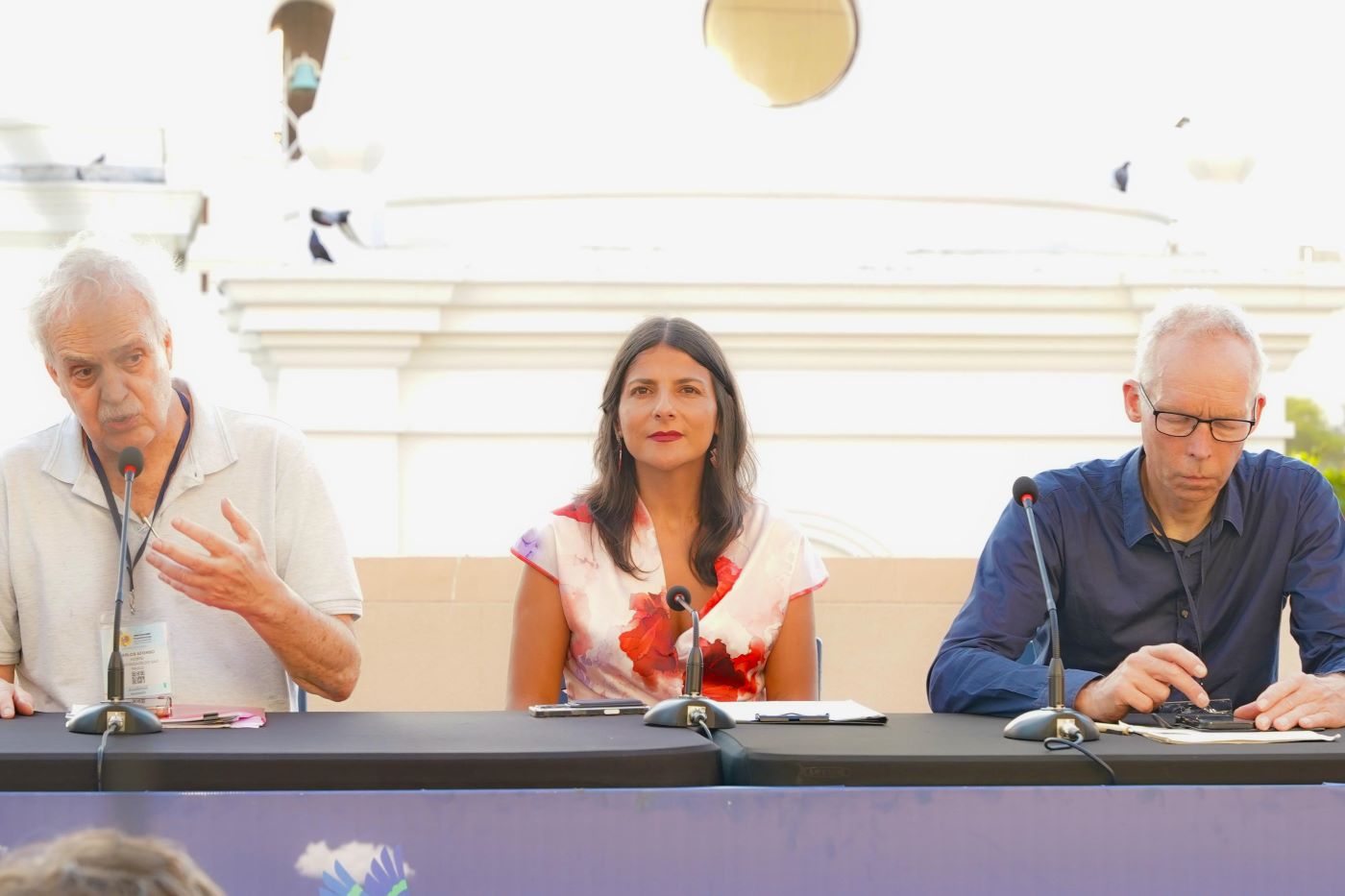 O brasileiro Carlos Nobre fala na apresentação do Painel Científico para a Transição Energética Global, ao lado da ministra colombiana Irene Vélez, e do cientista sueco Johan Rockström: ciência como protagonista em conferência para fim dos combustíveis fósseis (Foto: Ministerio do Ambiente y Desarrollo Sostenible de Colombia)