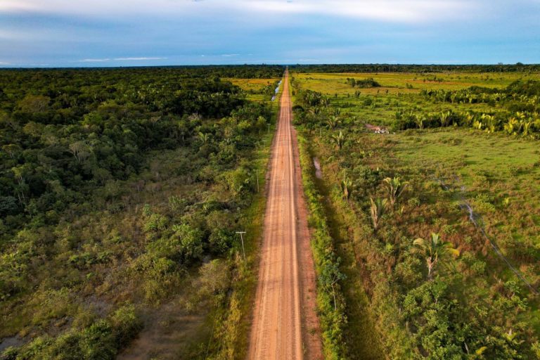 Trecho da BR-319 entre Humaitá e Realidade, no Amazonas: Justiça suspende obras de pavimentação (Foto: Alberto César Araújo / Amazônia Real - 22/03/2023)
