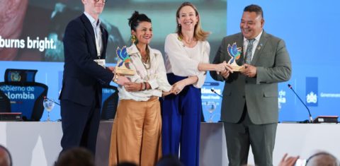 Philip Nugent, diretor do Departamento de Clima, Energia e Meio Ambiente da Irlanda; as ministras Irene Vélez e Stientje van Veldhoven, e Maina Vakafua Talia, ministro do Interior, Mudanças Climáticas e Meio Ambiente de Tuvalu: tarefas para transição energética até a próxima conferência para longe dos combustíveis fósseis em 2027, em Tuvalu (Foto: Mike Muzurakis / IISD/ENB)