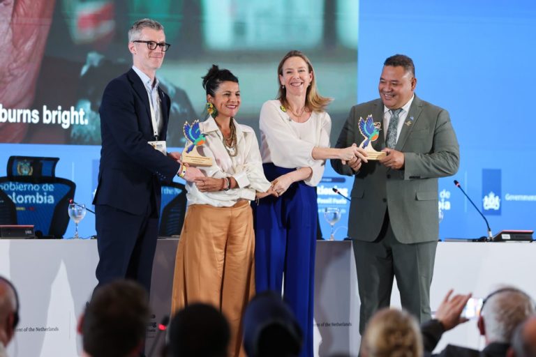 Philip Nugent, diretor do Departamento de Clima, Energia e Meio Ambiente da Irlanda; as ministras Irene Vélez e Stientje van Veldhoven, e Maina Vakafua Talia, ministro do Interior, Mudanças Climáticas e Meio Ambiente de Tuvalu: tarefas para transição energética até a próxima conferência para longe dos combustíveis fósseis em 2027, em Tuvalu (Foto: Mike Muzurakis / IISD/ENB)