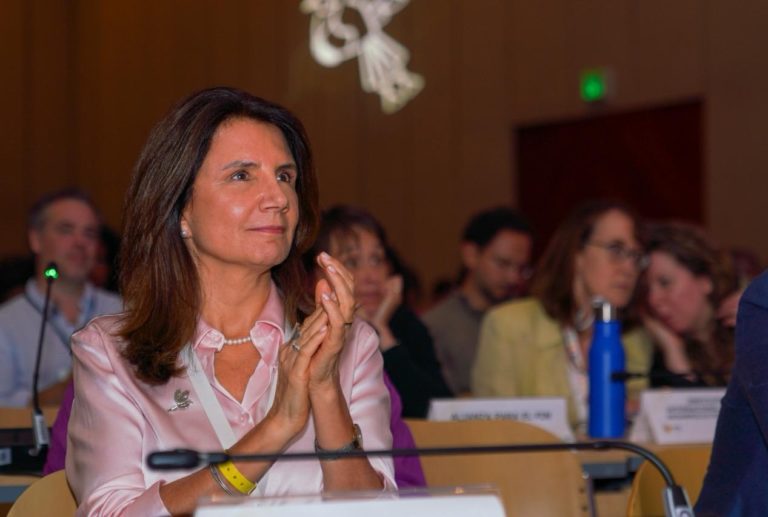 A brasileira Ana Toni, CEO da COP30, na conferência de Santa Marta: "estamos falando de segurança energética, segurança econômica e paz" (Foto: Ministerio de Ambiente y Desarrollo Sostenible de Colombia)