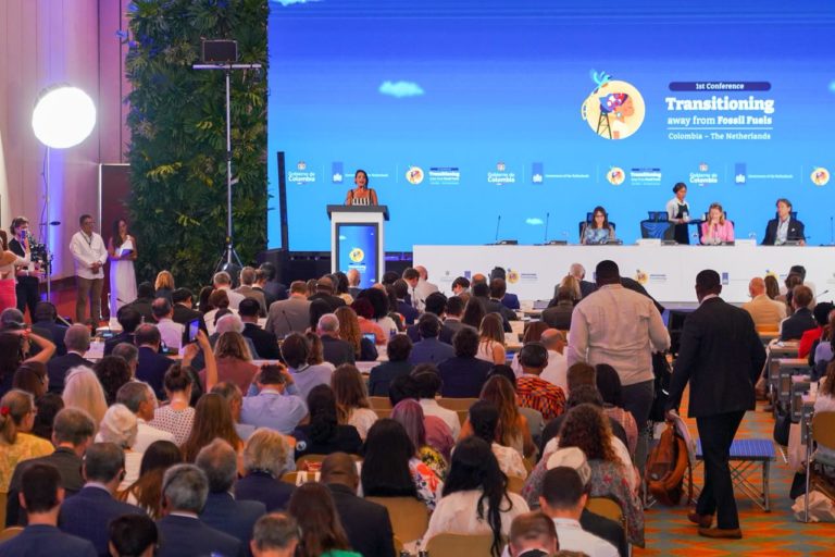 A ministra do Meio Ambiente e Desenvolvimento Sustentável da Colômbia, Irene Vélez, discursa em Santa Marta: Insegurança e soberania energéticas marcam abertura da sessão de alto nível (Foto: Governo da Colômbia)