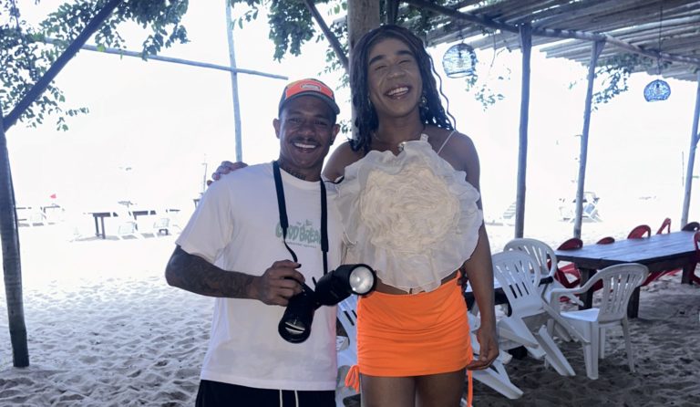 Foto colorida de Rafael Lorran ao lado de Nina