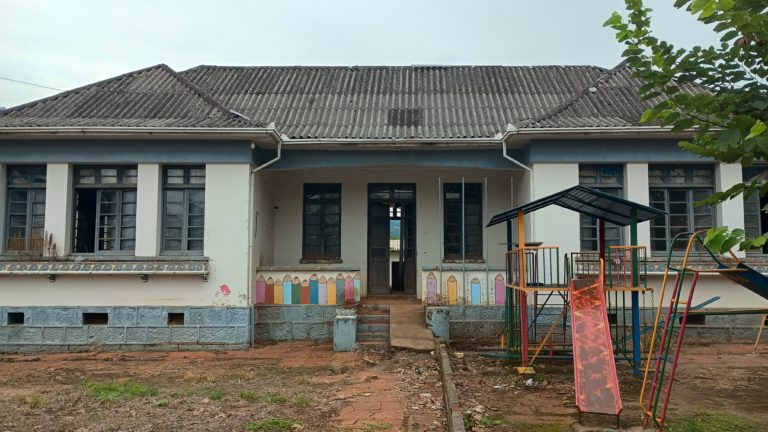 Foto colorida de escola abandonada após ser afetada pelas enchentes em Muçum