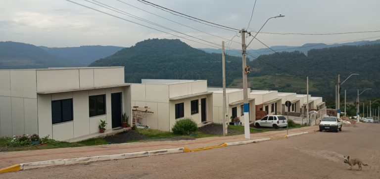 Foto colorida que mostra casas construídas após as enchentes no bairro Jardim Cidade Alta 2, em Muçum