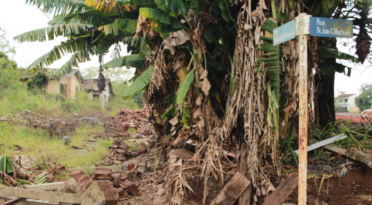 Foto colorida que mostra o que antes foi uma rua e agora só aparecem escombros e terra
