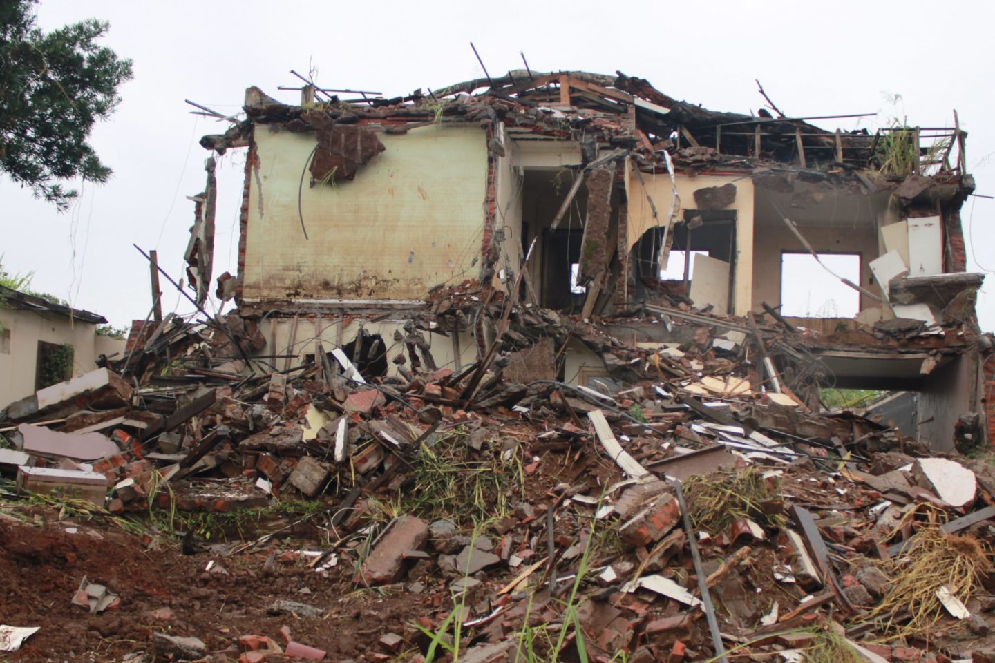 Foto colorida de uma casa em escombros na área de arraste, no bairro Navegantes, em Arroio do Meio