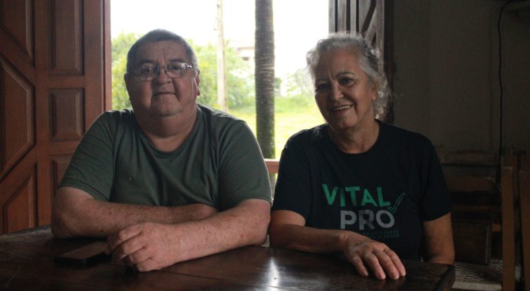 Foto colorida de Cladir e Clenir Casotti, em sua residência em Arroio do Meio. Eles estão sentados e olham para a câmera