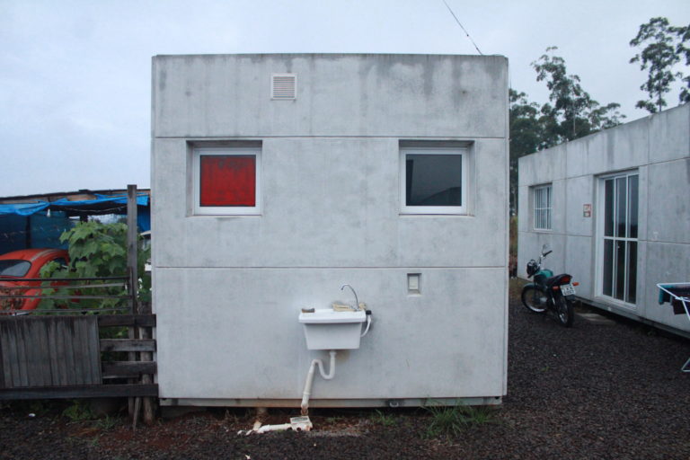 Foto colorida da parte externa de módulo habitacional construído no Bairro Medianeira, em Arroio do Meio