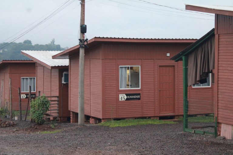 Foto colorida de novas casas construídas após as enchentes em Arroio do Meio