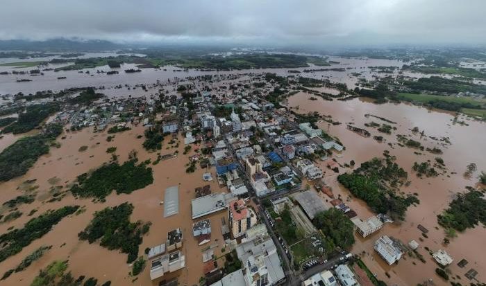 Foto colorida da cidade de Arroio do Meio submersa após as enchentes de setembro de 2023