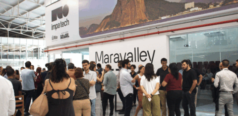 Foto colorida de várias pessoas circulando pelo Porto Maravalley