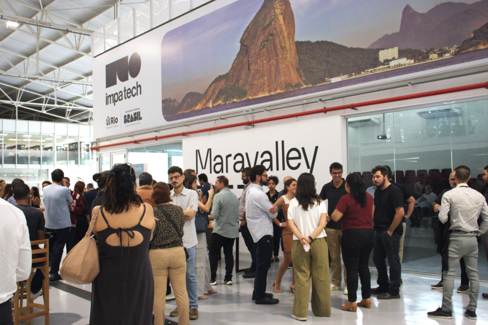 Foto colorida de várias pessoas circulando pelo Porto Maravalley