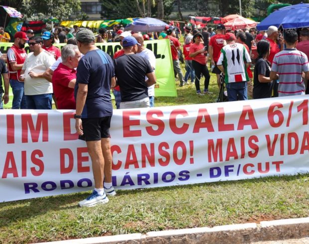 Protestos contra escala 6×1 marcam comemorações do 1º de Maio