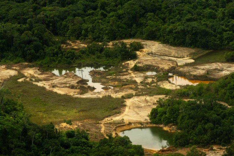 Garimpo ilegal na Terra Indígena Yanomami: relatório apontam redução mas garimpeiros insistem em invasões (Foto: Fabrício Marinho / Platô / ISA)