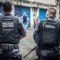 Operação policial em favela do Rio: jornalismo local enfrenta ameaças de poderes diversos (Foto: Bento Fábio)