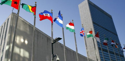 Foto colorida do prédio da Corte Internacional de Justiça com várias bandeiras tremulando; imagem ilustra votação para definir se mudança do clima é obrigação legal dos países