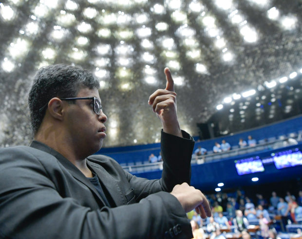 Primeiro intérprete de Libras com Síndrome de Down, Gabriel Camargos desmonta o capacitismo em diferentes frentes