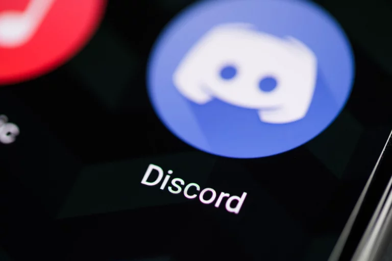 Foto colorida que mostra ícone do Discord em tela de celular. O ícone é circular, nas cores azul e branco, com um desenho que parece um rosto e um console. Zoossadismo cresce em servidores do Discord