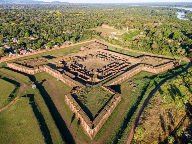 Foto colorida com vista aérea do Forte Príncipe da Beira, em Rondônia , ao fundo a comunidade quilombola (Foto: Israel Vale Jr./IPHAN).