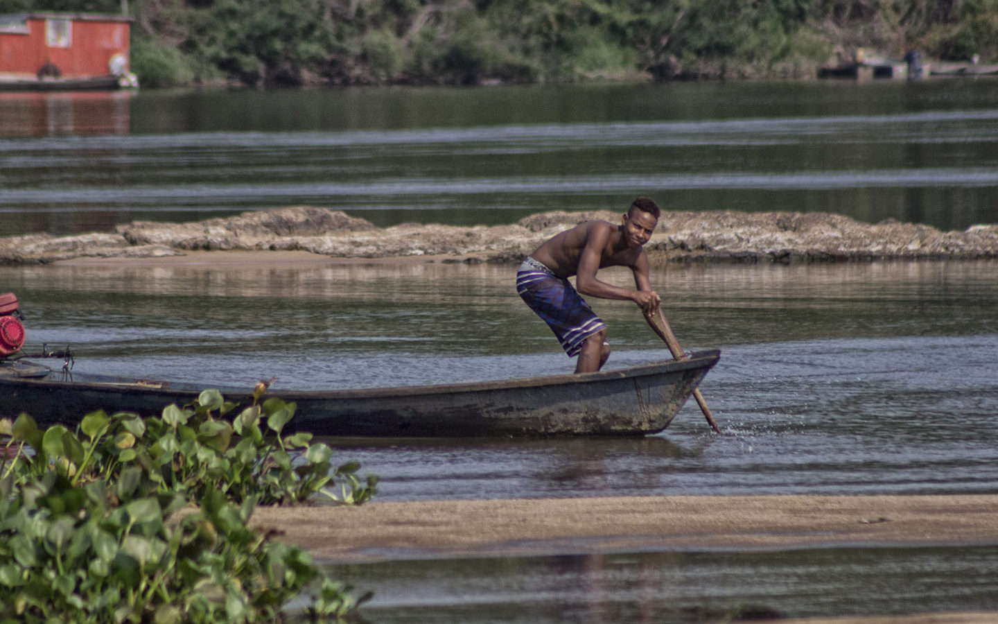 Foto colorida que mostra um homem remando em um canoa na Comunidade Quilombola do Forte Príncipe da Beira, no Vale do Guaporé (Foto: Marcela Bonfim/Amazônia Real/2018)