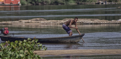 Foto colorida que mostra um homem remando em um canoa na Comunidade Quilombola do Forte Príncipe da Beira, no Vale do Guaporé (Foto: Marcela Bonfim/Amazônia Real/2018)