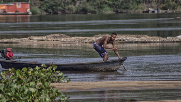Foto colorida que mostra um homem remando em um canoa na Comunidade Quilombola do Forte Príncipe da Beira, no Vale do Guaporé (Foto: Marcela Bonfim/Amazônia Real/2018)