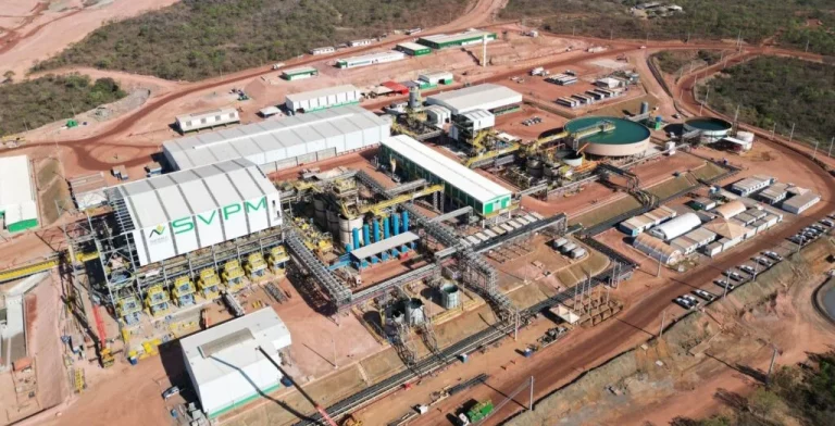 Foto colorida que mostra imagem aérea da planta da mineradora Serra Verde, em Minaçu, Goiás. Mineração de terras raras