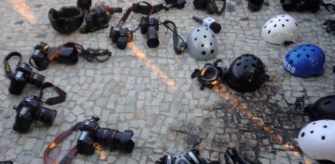 Câmeras, microfones e capacetes usados pela imprensa em protesto no Rio contra violência: pesquisa mostra pressão do poder paralelo contra jornalismo local (Foto: Fernando Frazão / Agência Brasil)