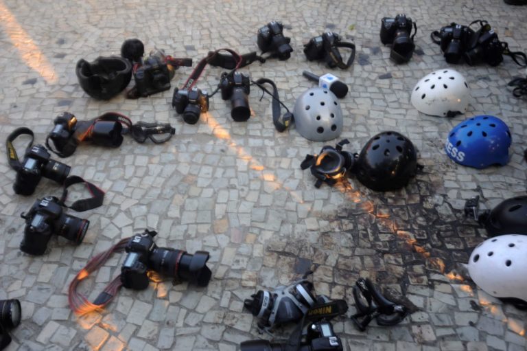 Câmeras, microfones e capacetes usados pela imprensa em protesto no Rio contra violência: pesquisa mostra pressão do poder paralelo contra jornalismo local (Foto: Fernando Frazão / Agência Brasil)