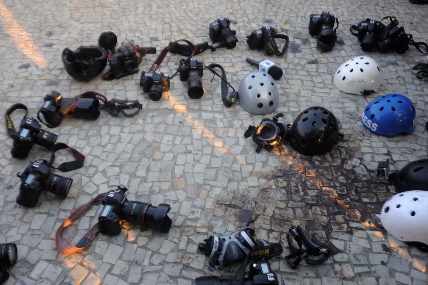 Câmeras, microfones e capacetes usados pela imprensa em protesto no Rio contra violência: pesquisa mostra pressão do poder paralelo contra jornalismo local (Foto: Fernando Frazão / Agência Brasil)