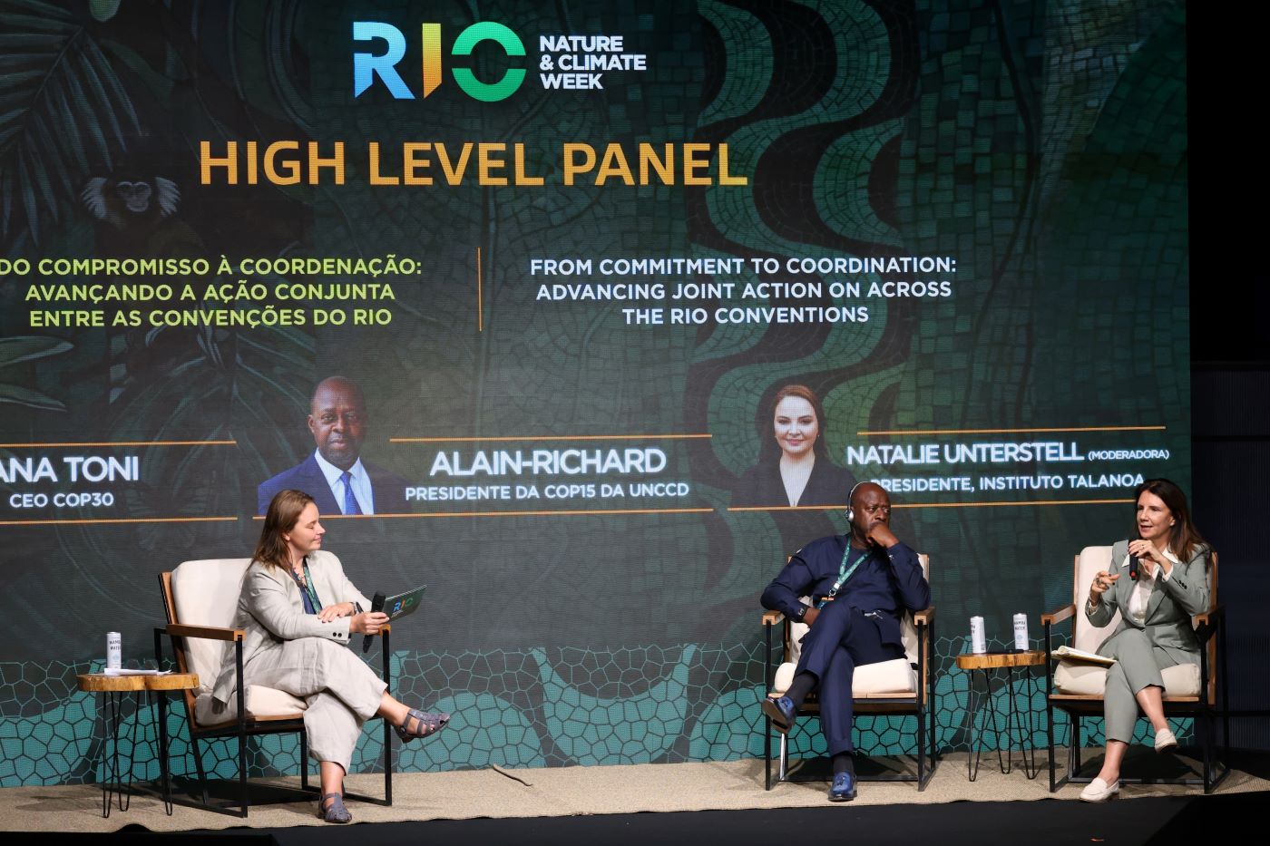 Ana Toni (à direita) fala em painel da Rio Nature & Climate Week ao lado de Alain Richard Donwahi e Natalie Unterstell: enfrentamento da crise climática em debate (Foto: Rovena Rosa / Agência Brasil)