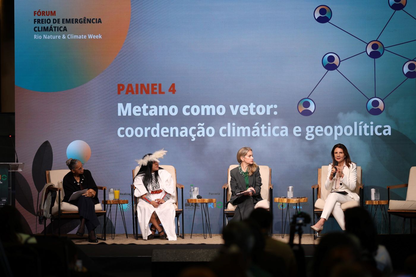 Ana Toni fala no debate com as ex-ministras Marina Silva e Sonia Guajajara, mediado por Leila Sterenberg: desafio é tornar tema técnico, a redução das emissões de metano, em "agenda compreendida e abraçada pela sociedade” (Foto: Fernando Souza / Divulgação)
