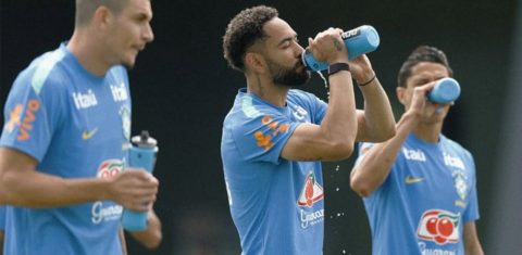 Jogadores se hidratam durante treino da seleção brasileira nos EUA: Copa do Mundo 2026 começa com país enfrentando segunda primavera mais quente em 132 anos (Foto: Rafael Ribeiro / CBF)