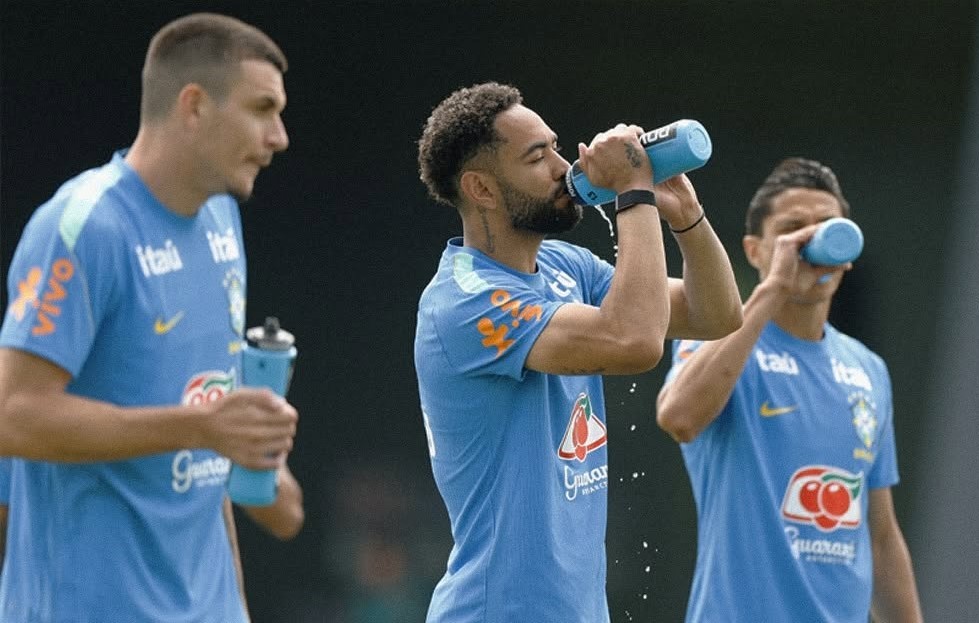 Jogadores se hidratam durante treino da seleção brasileira nos EUA: Copa do Mundo 2026 começa com país enfrentando segunda primavera mais quente em 132 anos (Foto: Rafael Ribeiro / CBF)