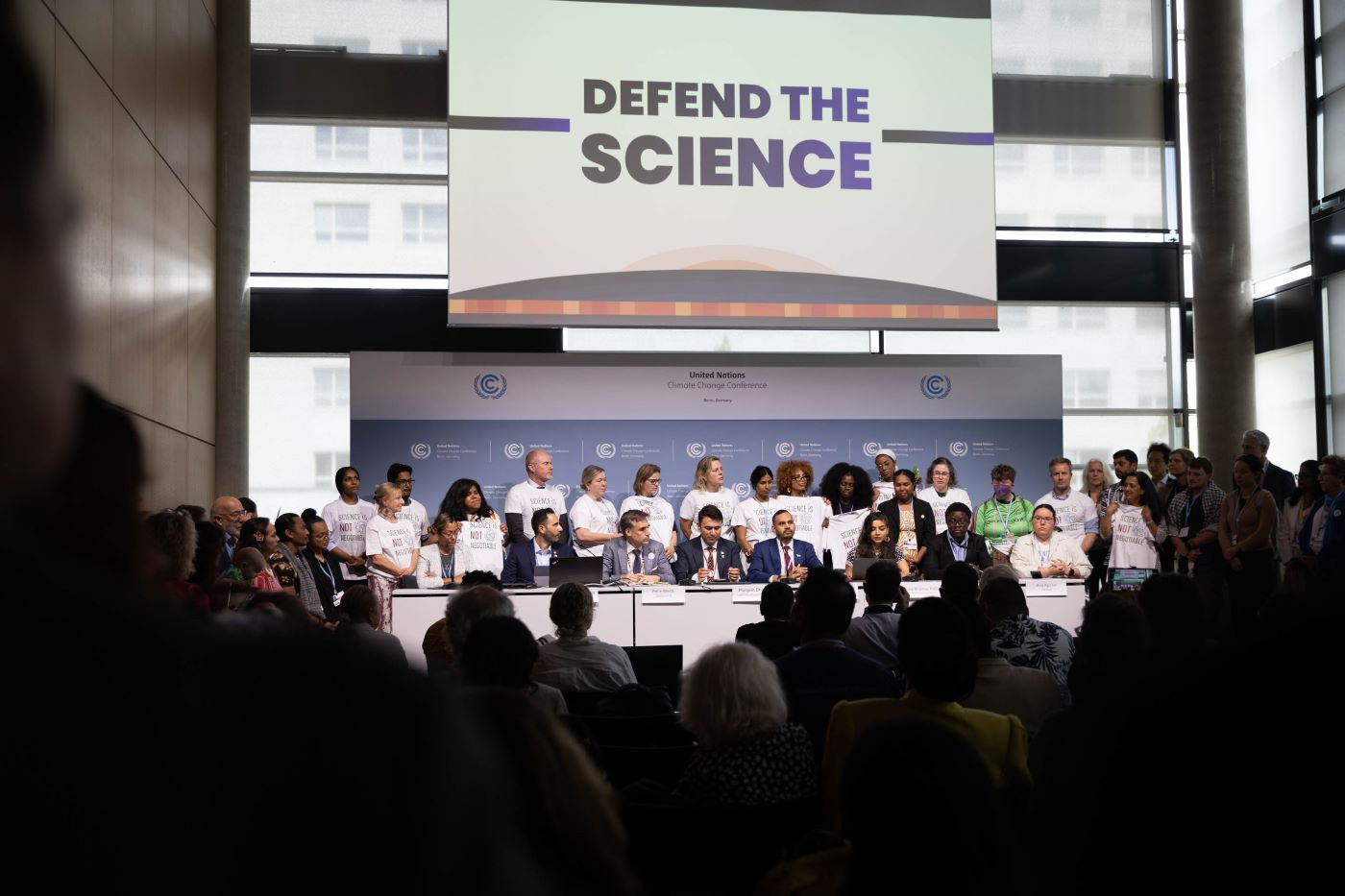 Ato em defesa da Ciência durante conferência climática da ONU em Bonn: ataques dos interessados em manter a produção de combustíveis fósseis (Foto: Kiara Worth -IISD/ENB)