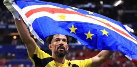 O goleiro Vozinha com a bandeira de Cabo Verde após o jogo com a Espanha: desempregado e agora com 12 milhões de seguidores nas redes sociais (Foto: FifaTV / Reprodução)