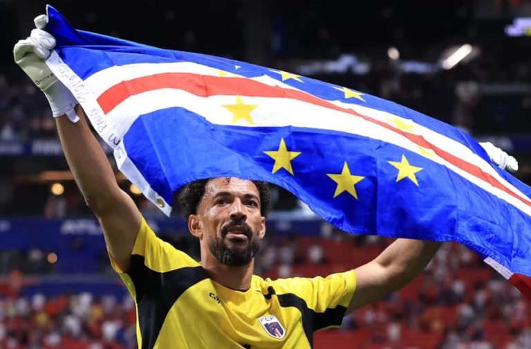 O goleiro Vozinha com a bandeira de Cabo Verde após o jogo com a Espanha: desempregado e agora com 12 milhões de seguidores nas redes sociais (Foto: FifaTV / Reprodução)