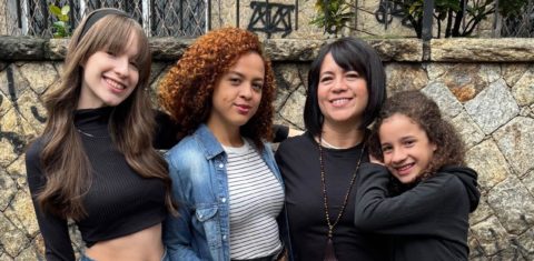 Jacqueline com as filhas Rafaela, Fernanda e Thaynara: incentivo para seguir em frente. Foto Arquivo Pessoal