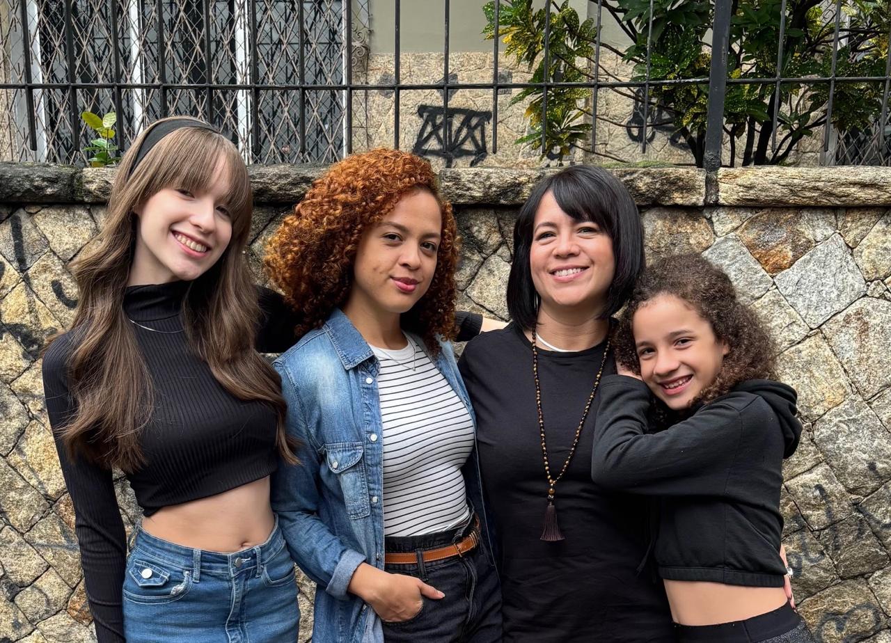 Jacqueline com as filhas Rafaela, Fernanda e Thaynara: incentivo para seguir em frente. Foto Arquivo Pessoal