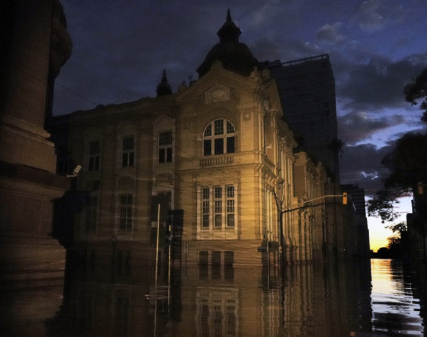 Livro de fotografia documenta enchentes no Rio Grande do Sul