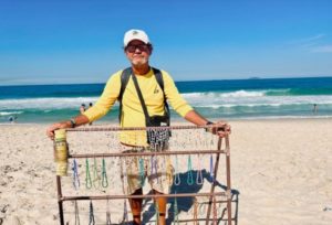 José Antônio e seu artesanato: consciência ambiental em Copacabana (Foto: Luísa Cuerci)