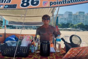 Marllon em seu amado local de trabalho na praia: megashows fomentam turismo e mostram Copacabana pro mundo inteiro (Foto: Luísa Cuerci)