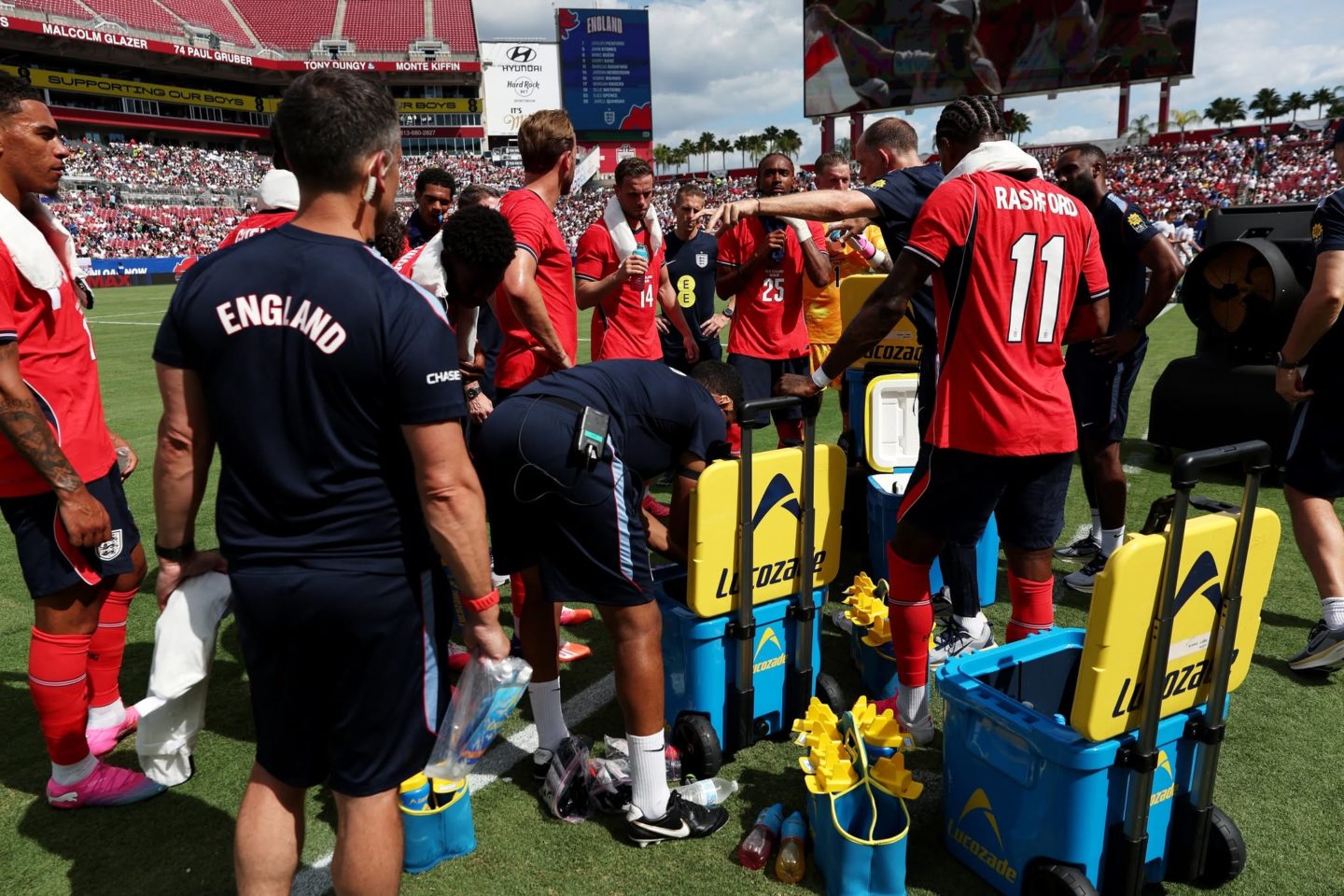 Foto colorida de Jogadores da seleção da Inglaterra em pausa para hidratação (tornada obrigatória pela Fifa nesta Copa do Mundo 2026) durante amistoso contra a Nova Zelândia, em Tampa, Flórida, sob calor de 33 graus, neste sábado 2 de junho. (Foto: English Football / Divulgação)