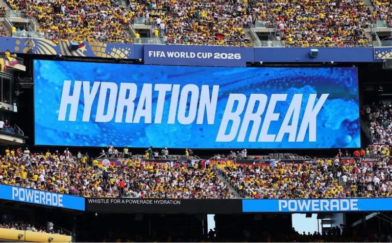 Anúncio de pausa para hidratação durante jogo da Copa do Mundo 2026: cidades, estádios e a própria Fifa estão preparando medidas preventivas extras devido à previsão de calor extremo nos próximos dias (Foto: FifaTV / reprodução)