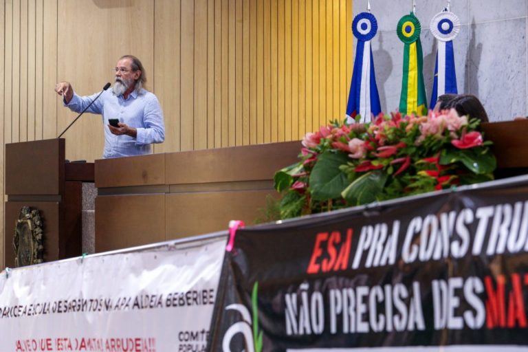 Foto colorida de Herbert Tejo, durante audiência pública sobre o projeto da escola de sargentos na APA Aldeia-Beberibe, realizada na assembleia legislativa de Pernambuco.