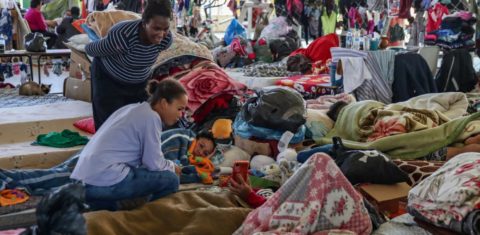 Desabrigados das enchentes no Rio Grande em ginásio em Canoas: preocupação com saúde mental climática alimenta campanha por criação de política pública para atingidos (Foto: Canoas. Foto: Rafa Neddermeyer / Agência Brasil - 21/05/2024)