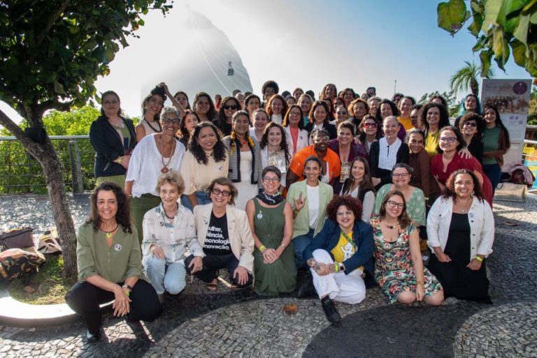 Pesquisadoras recriam imagem histórica da cientista Marie Curie no Pão de Acúcar, 100 anos depois: celebração das conquistas de mulheres na ciência e resistência a retrocessos (Foto: Flipe Dutra)