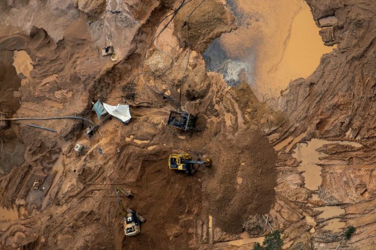 Terra Indígena Sararé, do povo Nambikwara, invadida pelo garimpo na capa do relatório do Cimi: repetição em 2025 da violência contra os indígenas na mesma TI em 1996 (Foto: Bruno Kelly / Greenpeace - 2025)